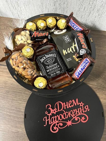 Подарунковий бокс набір для чоловіка з горішками і напоєм 1018 фото